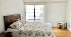 Se vende acogedor departamento con balcon y vista a lindo jardin interno en Miraflores